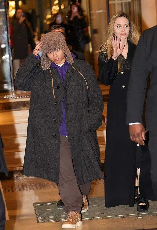 Pax Thiên và che sẹo với mũ phi công khi đến Pháp cùng mẹ. Pax Thiên và che sẹo với mũ phi công khi đến Pháp cùng mẹ.