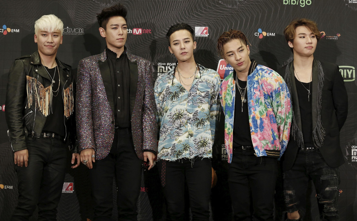 Nhóm Big Bang (từ trái qua Seungri, T.O.P, G-Dragon, Taeyang và Daesung).