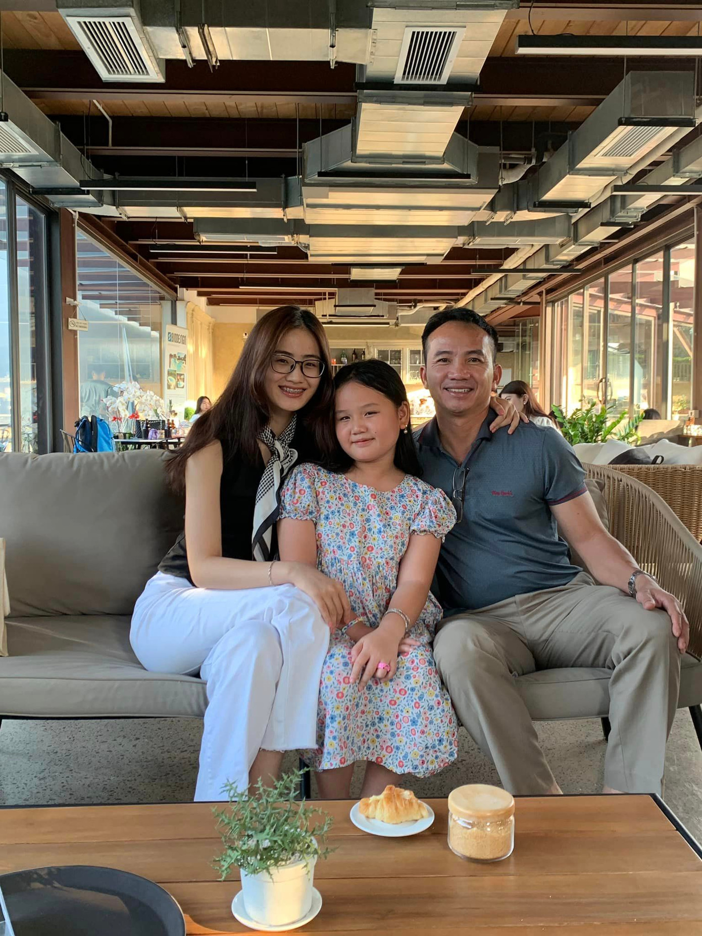 Huỳnh Trần Ý Nhi còn thường xuyên đăng ảnh của cha và em gái lên trang cá nhân. Trong đêm đăng quang, bé Ý Nhã khóc nức nở khi nghe tin chị gái đăng quang.