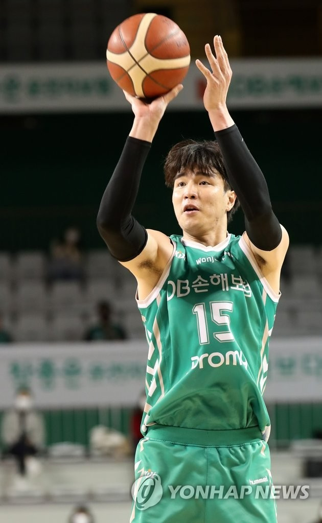 Diễn viên Hwang Jung Eum và cầu thủ bóng rổ Kim Jong Kyu.