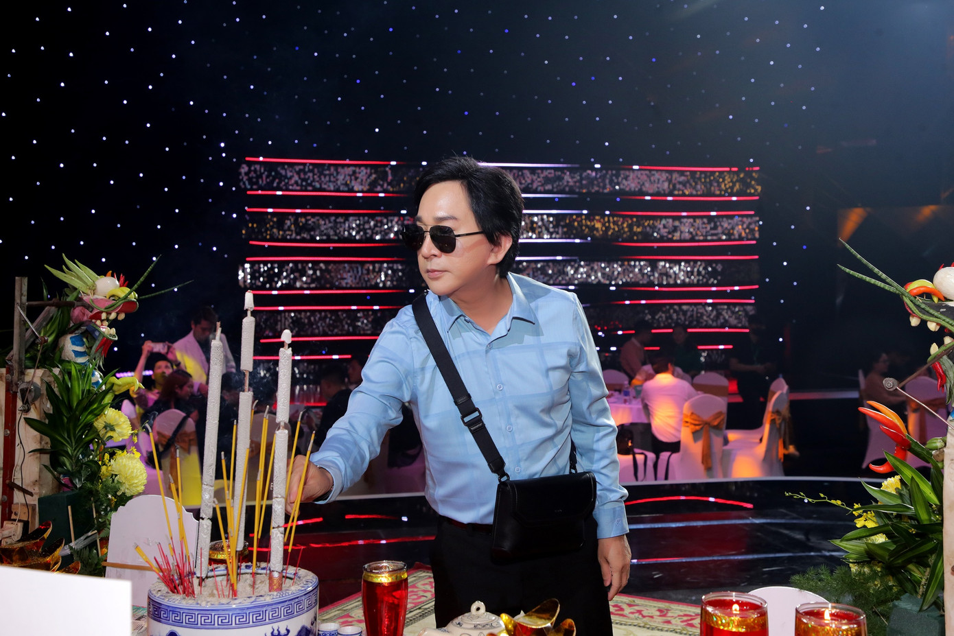 NSƯT Kim Tử Long tham gia cúng tổ tại phim trường quen, nơi anh được khán giả biết đến với nhiều chương trình về cải lương, talk show.