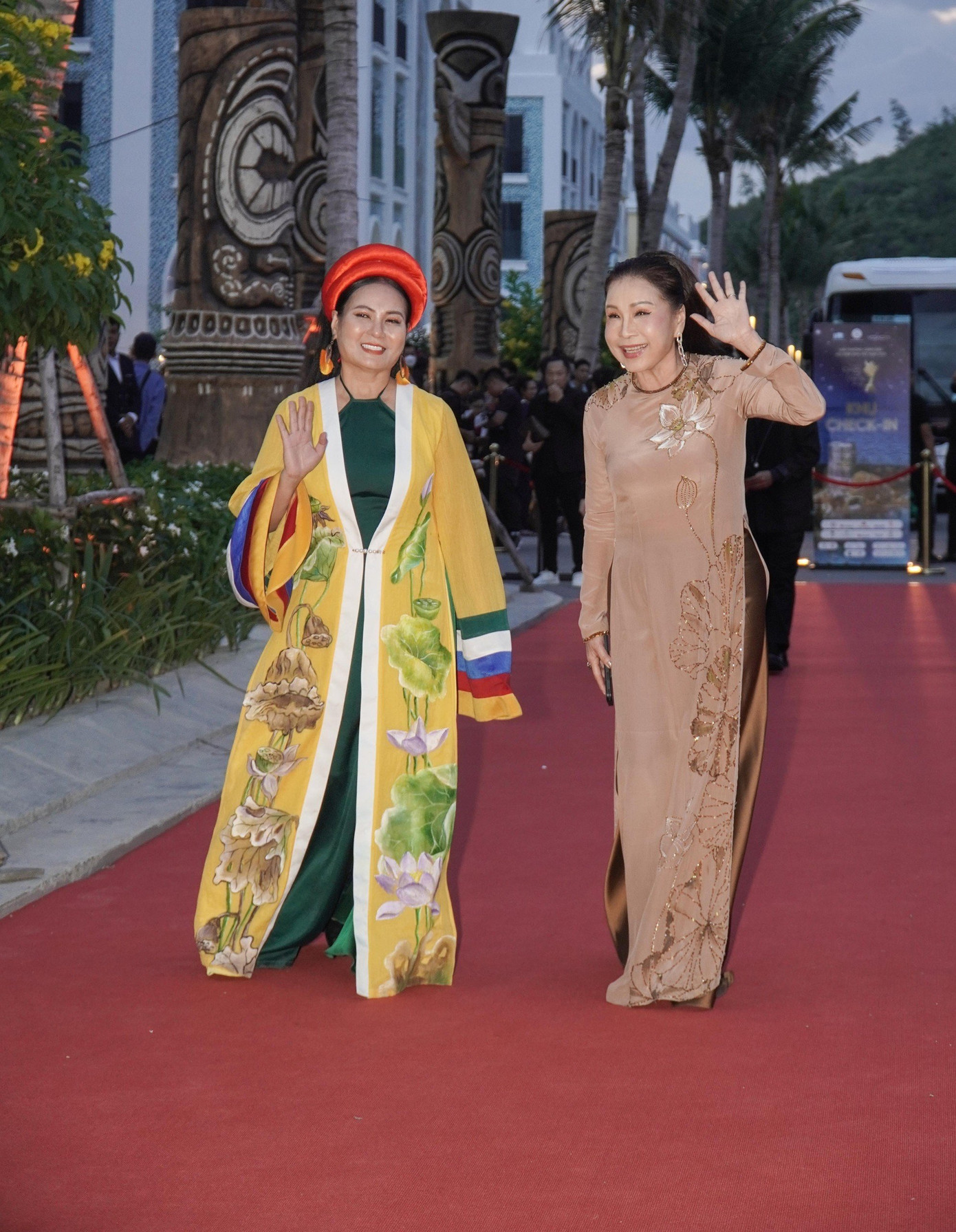 NSND Kim Xuân (phải) trên thảm đỏ Cánh diều Vàng cùng diễn viên Bích Hằng.