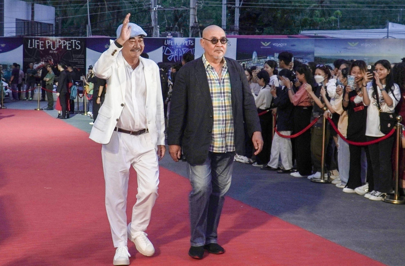 NSND Việt Anh diện phong cách sơ mi, phối cùng quần trắng và blazer cùng tông màu. Chiếc mũ nồi là vật dụng theo nam diễn viên đến mọi sự kiện, thảm đỏ lớn nhỏ.