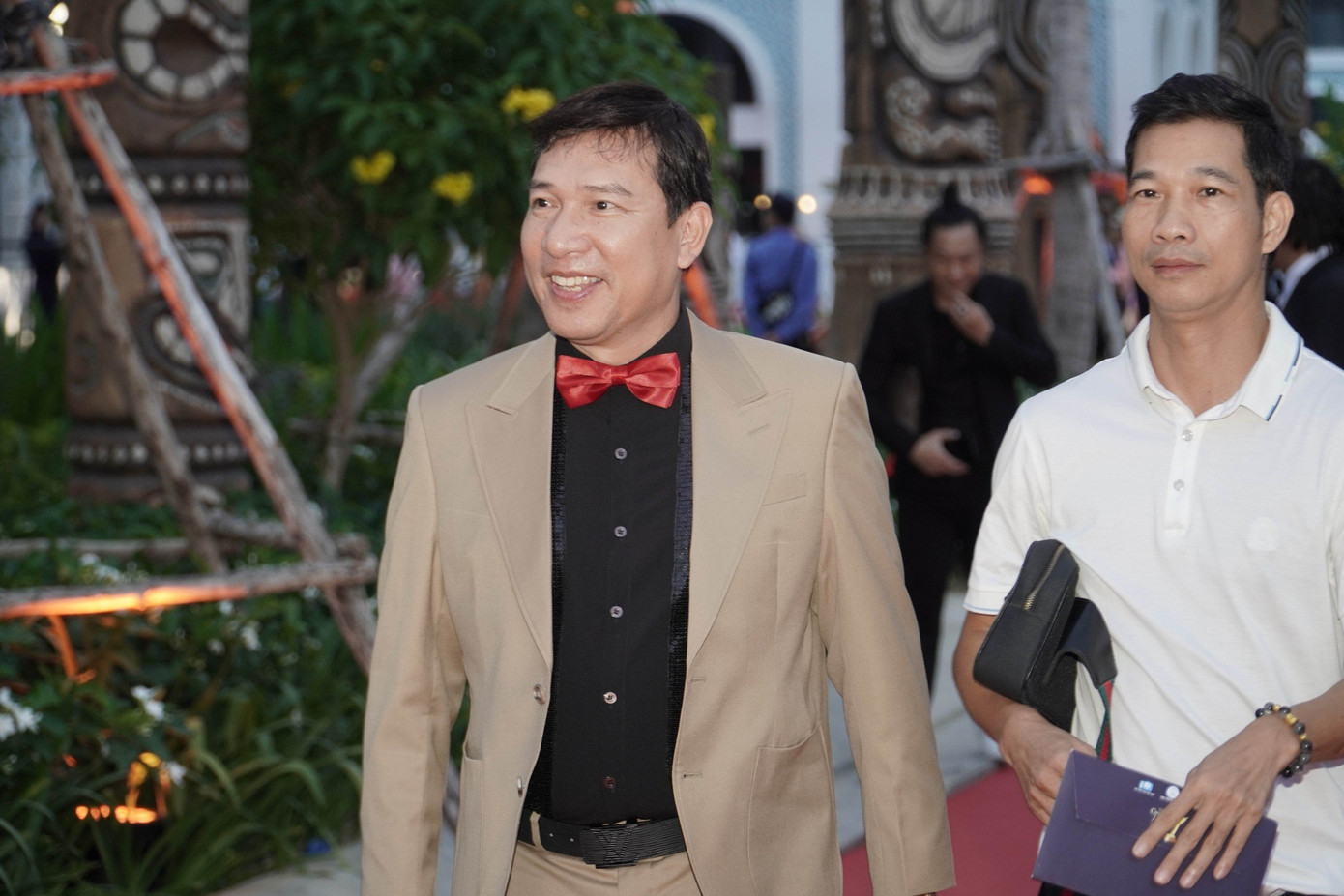 Nghệ sĩ Quang Thắng đến tham dự lễ trao giải Cánh diều Vàng 2023 với bộ vest màu be. Nam diễn viên gây chú ý khi chọn nơ đỏ làm điểm nhấn.