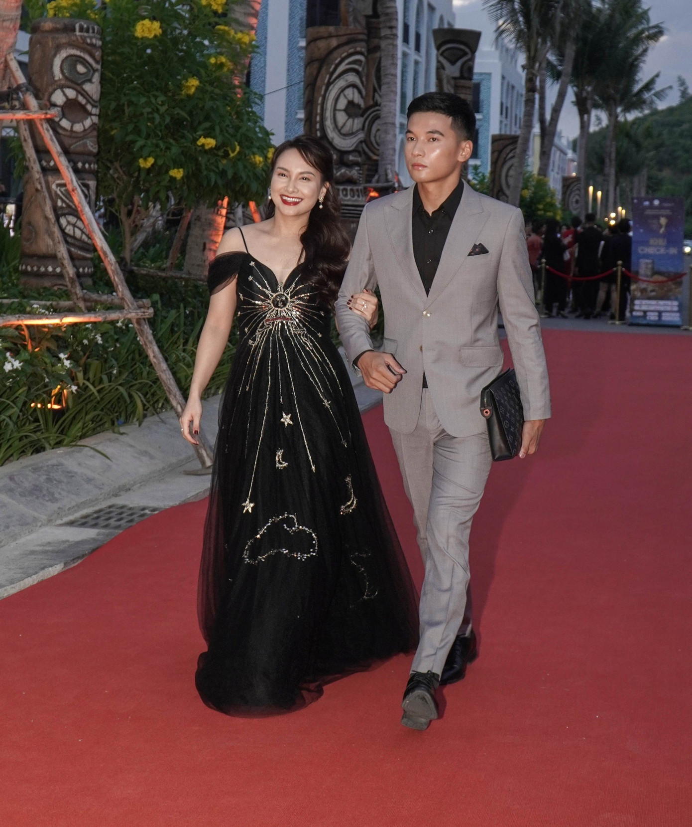 Bảo Thanh đến thảm đỏ lễ trao giải Cánh diều Vàng 2023 với trang phục dạ hội đính họa tiết khá cầu kỳ. Cô khoác tay bạn diễn nam đến sự kiện diễn ra ở Nha Trang.