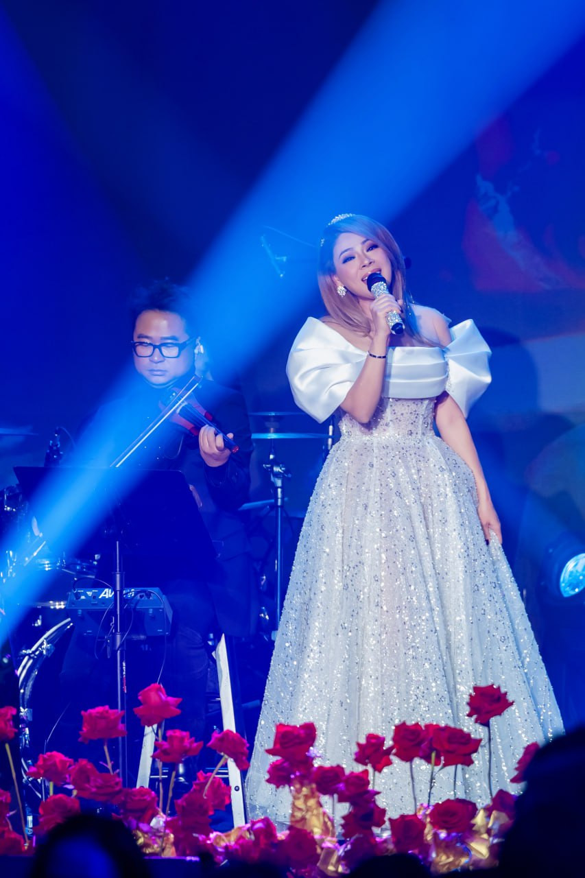 Trên sân khấu, Thanh Thảo nói cô không bao giờ dám nghĩ bản thân được nổi tiếng như hiện tại. &quot;Tôi mơ ước làm cô giáo, tiếp nối truyền thống gia đình sau khi thi đậu Cao đẳng Sư phạm. Trong dịp tình cờ, tôi bước lên sân khấu của trường, theo chân các đoàn đại nhạc hội và rong ruổi chạy show khắp nơi. Tôi có cơ hội bước vào con đường ca hát chuyên nghiệp sau khi gặp Đức Trí&quot;, Thanh Thảo kể.