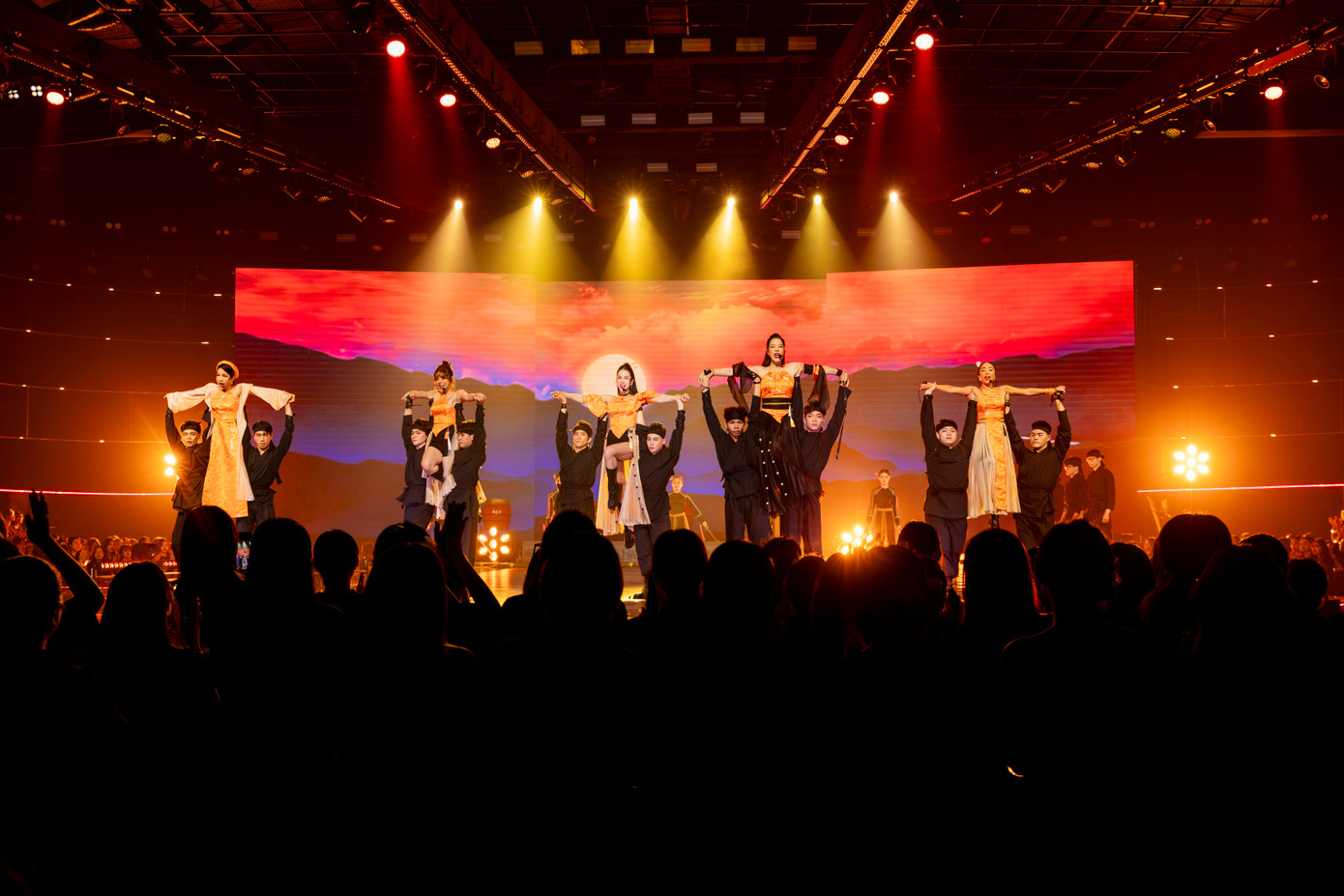 Các chị đẹp ngày càng đầu tư cho tiết mục sau các vòng.