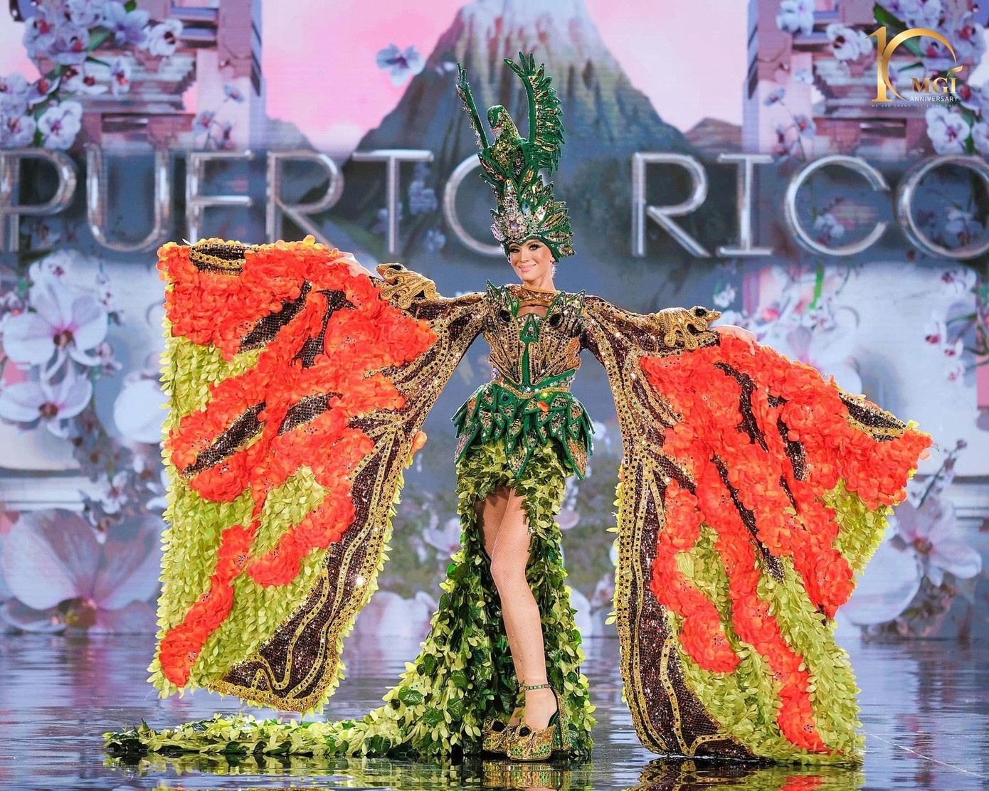 Người đẹp Puerto Rico lại có quốc phục sặc sỡ. Cô diện trang phục mang hình dáng loài quốc điểu có tên khoa học là Spindalis Portoricensis.