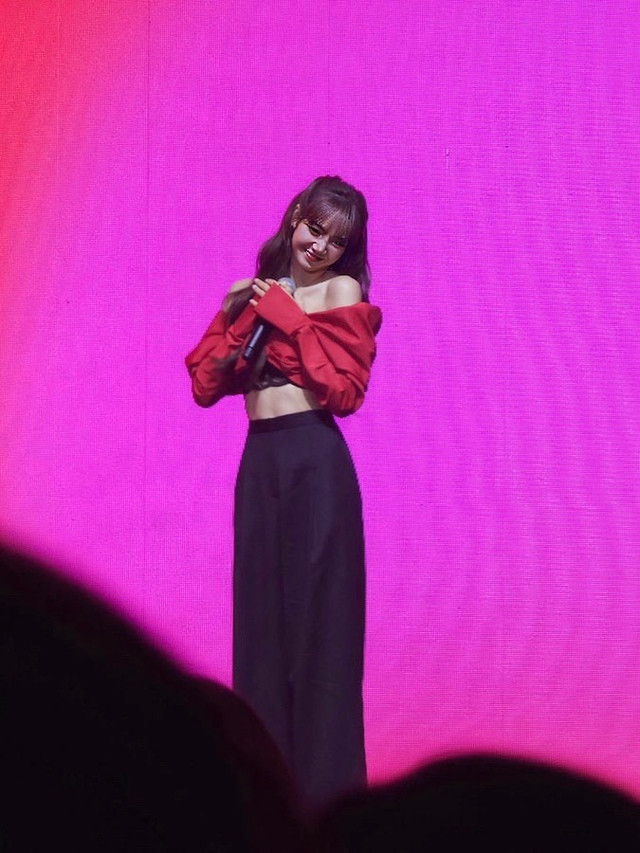 Lisa (BlackPink) khoe eo thon tại sự kiện tại Thái Lan.