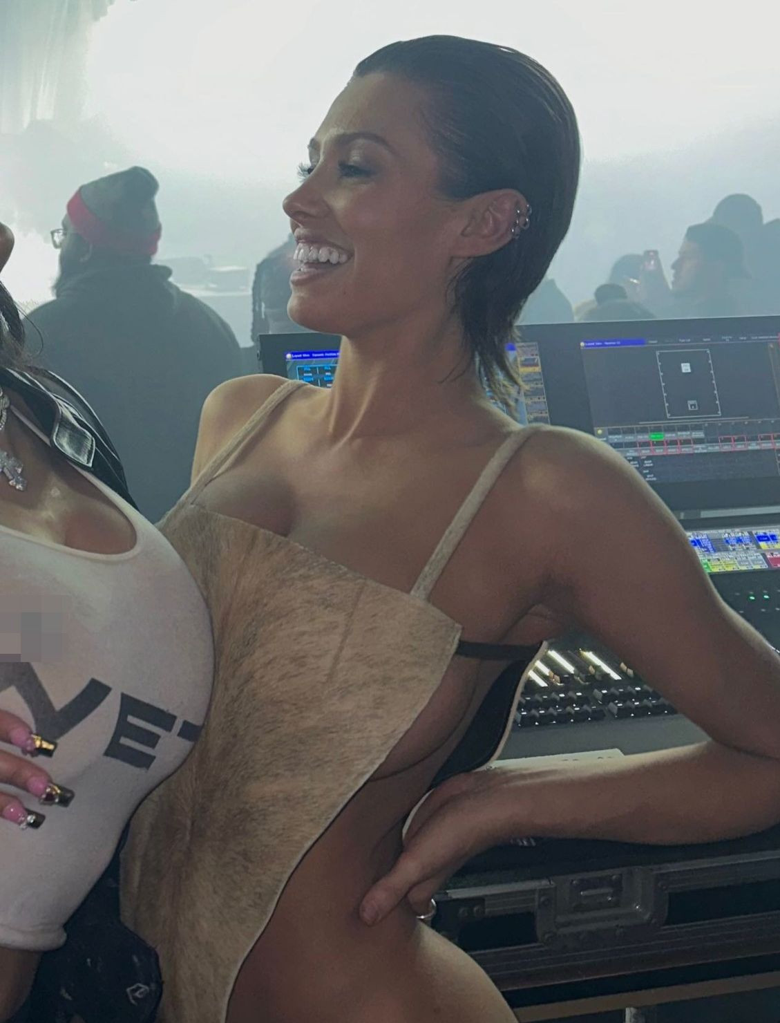 Bộ trang phục gây tranh cãi của Bianca Censori. Bộ trang phục gây tranh cãi của Bianca Censori.