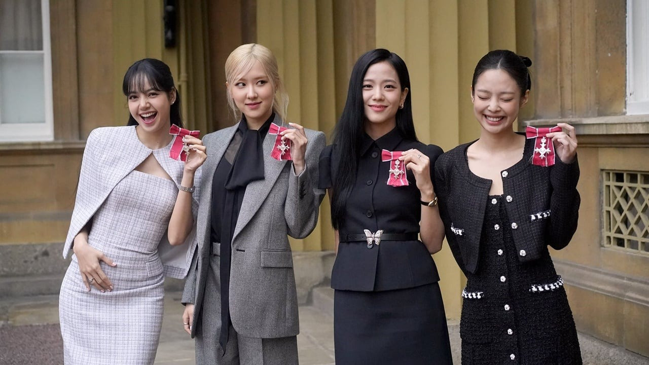 BlackPink được nhận huân chương danh dự từ Vua Charles.