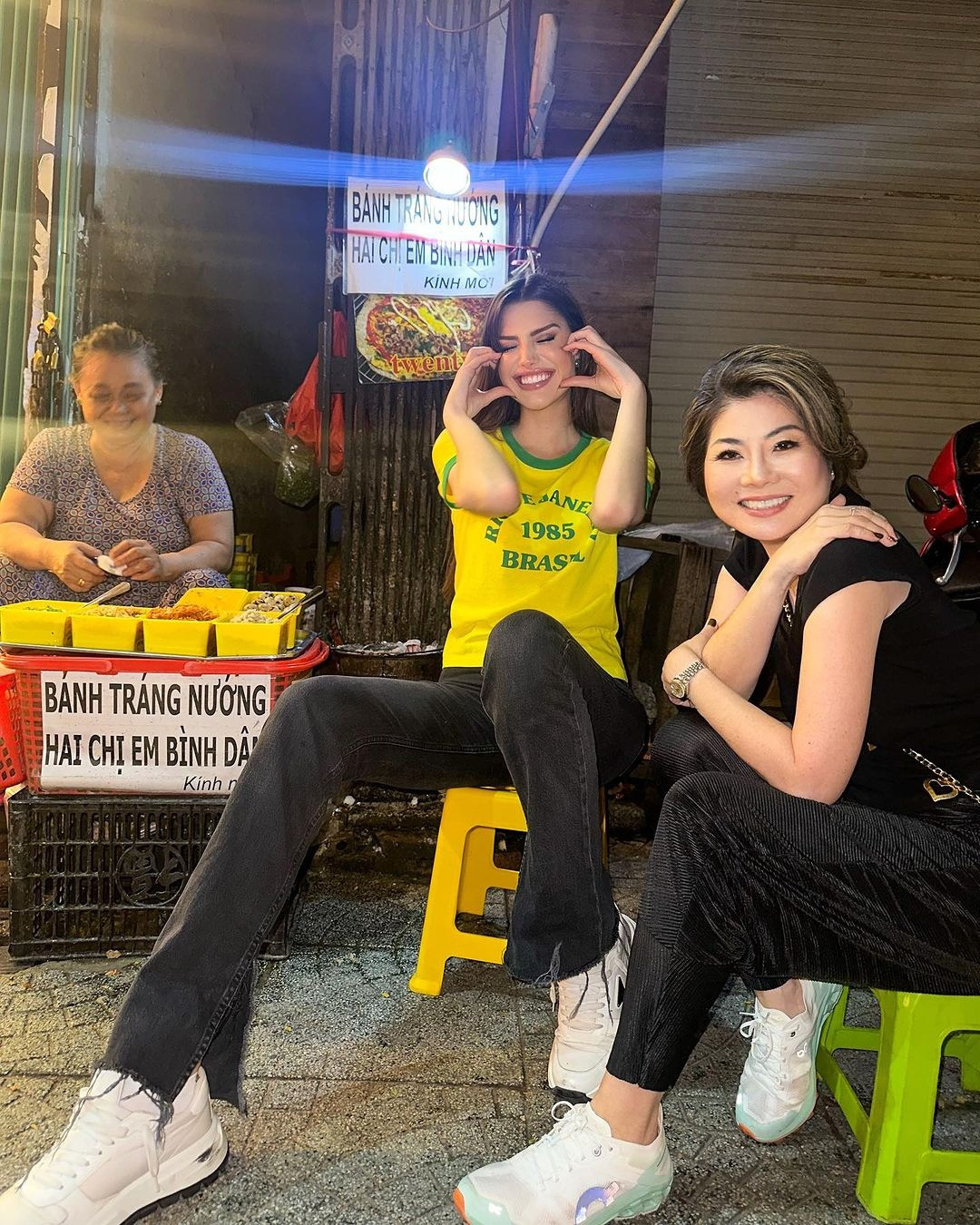 Isabella Menin ăn bánh tráng vỉa hè tại TPHCM. Isabella Menin ăn bánh tráng vỉa hè tại TPHCM.