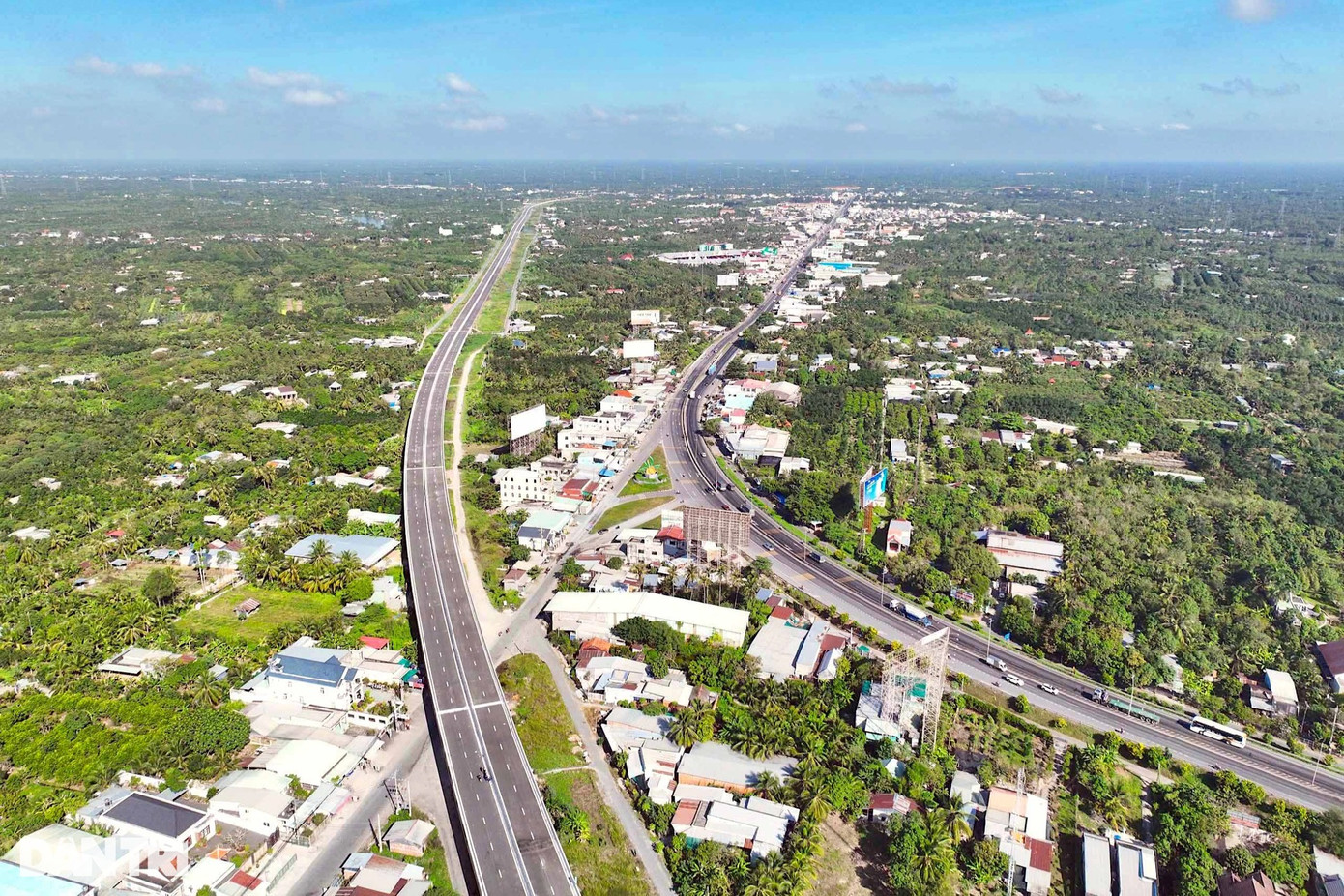 Cầu Mỹ Thuận 2 là điểm nối giữa 2 tuyến cao tốc: Trung Lương-Mỹ Thuận (ảnh trái) và Mỹ Thuận-Cần Thơ (ảnh phải). Đường dẫn hai đầu cầu dài 4,7 km, trong đó phía Tiền Giang 4,3km và phía Vĩnh Long 0,4km. Theo ghi nhận trong sáng 18/12, các hạng mục biển báo chỉ dẫn an toàn giao thông đường dẫn lên cầu Mỹ Thuận 2 đã hoàn thiện.