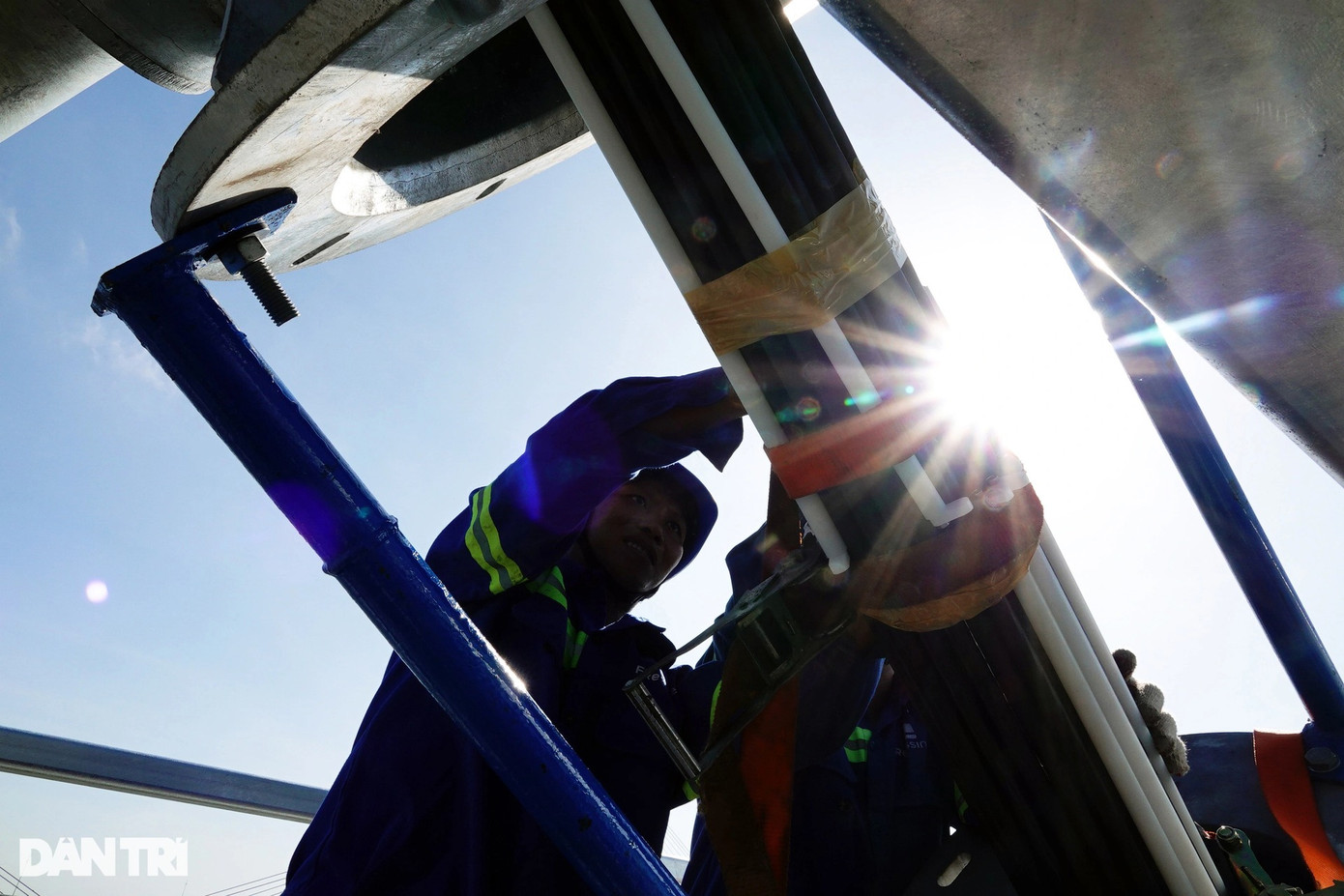 "Dù phải tăng ca, làm việc liên tục ngoài trời nhưng nghĩ đến bản thân có thể đóng góp phần sức nhỏ xây dựng cầu Mỹ Thuận 2 - cho bà con quê hương đi lại thuận tiện, tôi tự hào lắm. Cảm giác bây giờ rất nôn nao đến ngày khánh thành", anh Huỳnh Minh Nhật (kỹ sư của nhà thầu thi công cáp dự ứng lực, quê Vĩnh Long), chia sẻ.