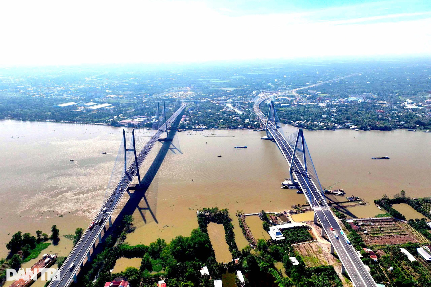 Phát biểu tại lễ hợp long hôm 14/10, Thủ tướng Phạm Minh Chính đánh giá cao công trình cầu Mỹ Thuận 2 - cây cầu mang thương hiệu Việt Nam, do đội ngũ các kỹ sư, công nhân Việt Nam thực hiện hoàn toàn từ khâu lập dự án, thiết kế cho đến thi công. Đây là điều rất đáng biểu dương khi trước đây xây dựng cầu Mỹ Thuận, chúng ta phải sử dụng các đơn vị nước ngoài trong các khâu thiết kế, thi công và phụ thuộc công nghệ nước ngoài.