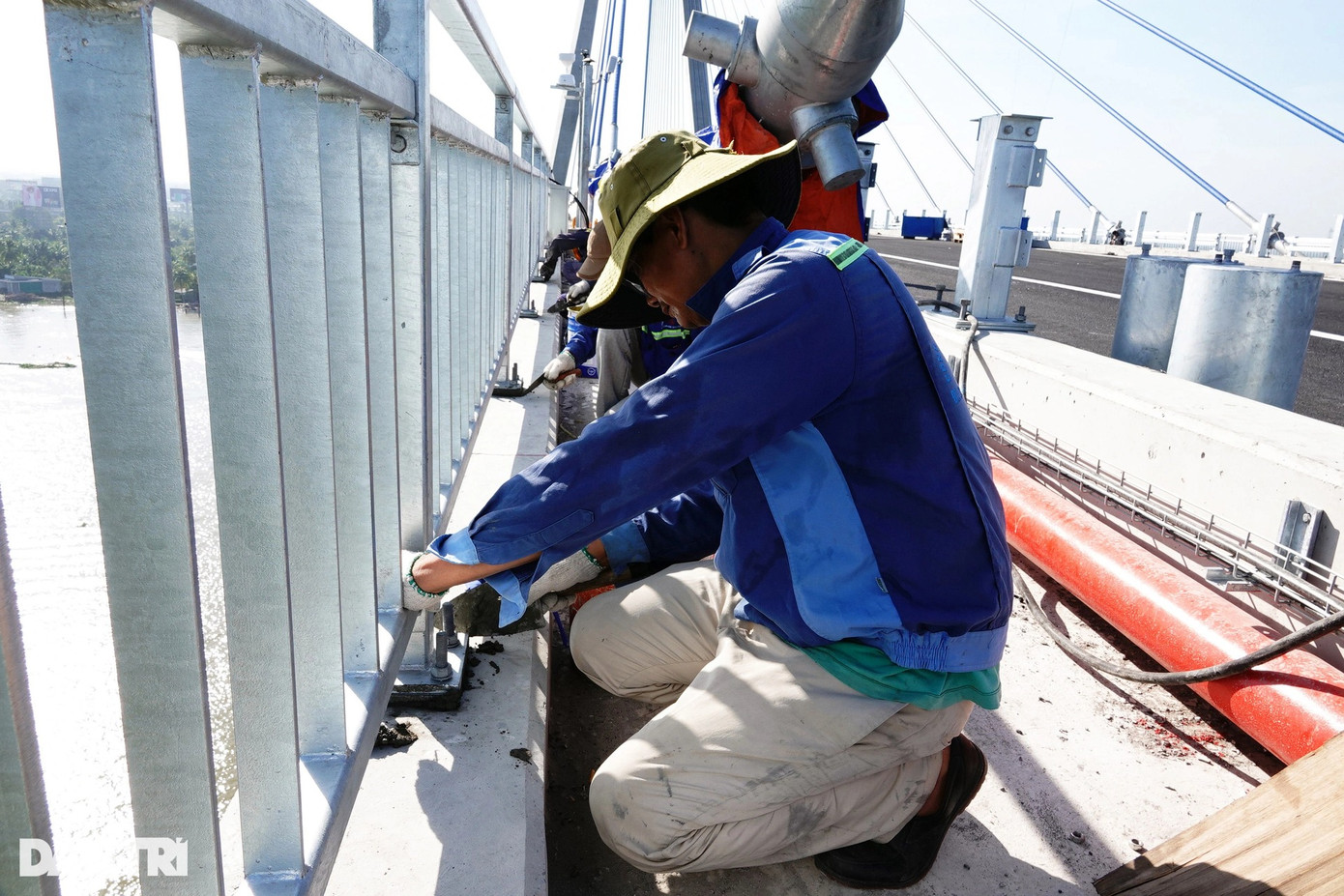 Theo ghi nhận của phóng viên trong những ngày "cận đích", đơn vị thi công đang nỗ lực hoàn thiện các hạng mục phụ trợ cuối cùng, như: Sơn kẻ vẽ phân làn đường, lắp đặt hoàn thiện hệ thống dải phân cách giữa, kính chống ồn, hàng rào hộ lan, hệ thống điện chiếu sáng...