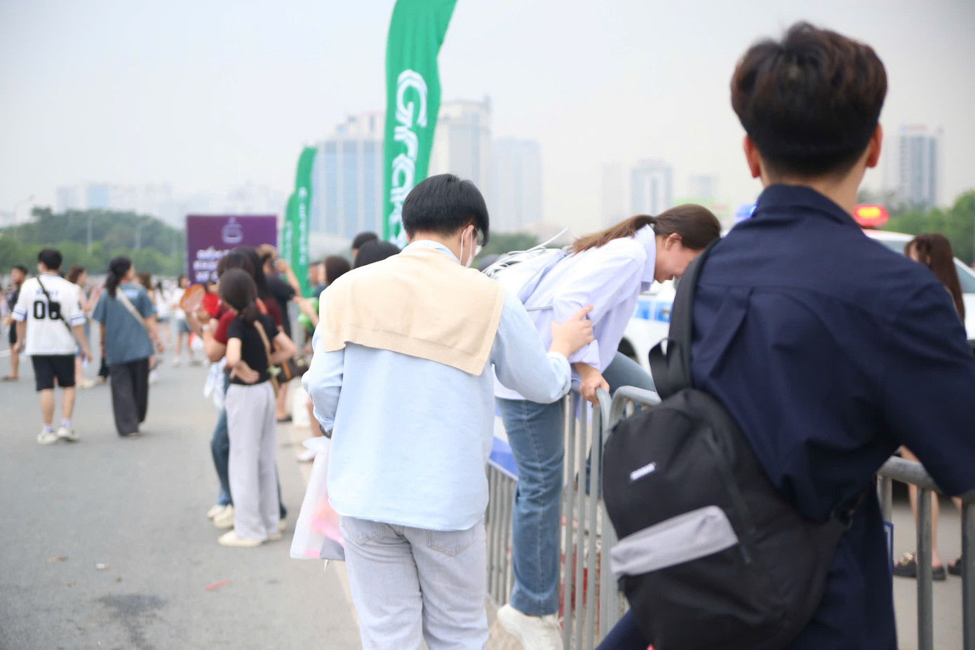 Theo chia sẻ từ ban tổ chức, đêm diễn 10/5 tại Hà Nội là concert cuối cùng của 30 Anh trai say hi mùa 1. Đây là lý do lượng khán giả đông bất thường so với concert 3-4 và 5 tại Hà Nội và TPHCM. Từ tối 9/5, nhiều bạn trẻ đội mưa, ngồi trước cổng check-in khu vực fanzone để có chỗ đẹp vào xem 30 anh trai.