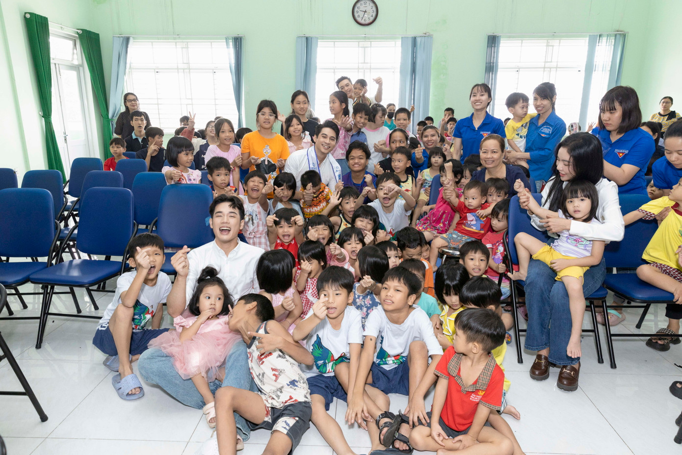 Nam vương Tuấn Ngọc và Á vương Ta Bi, Minh Toại trao quà trung thu sớm cho trẻ em sống tại Trung tâm Bảo trợ Trẻ em Tam Bình.