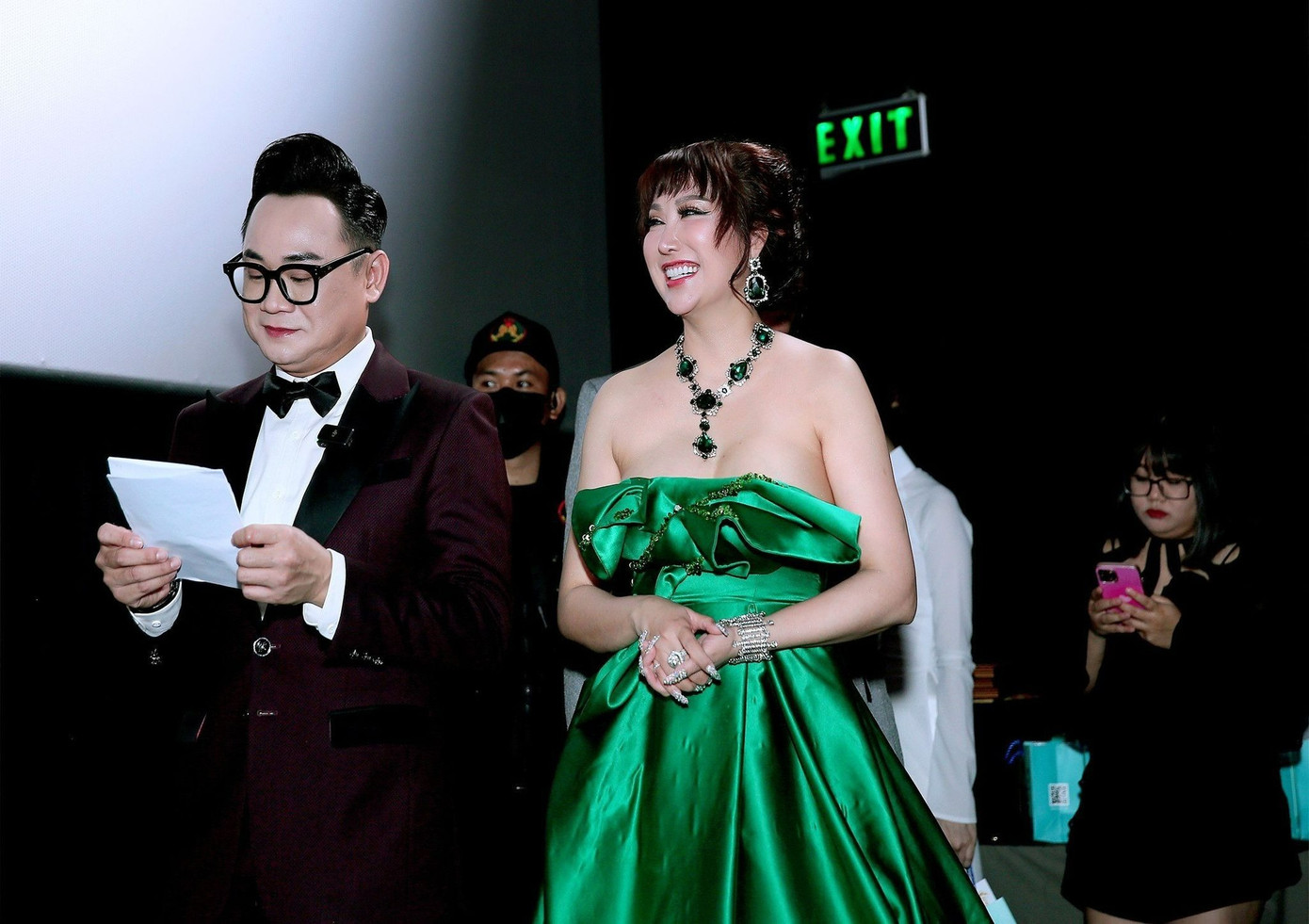 Phi Thanh Vân mặc đầm trễ vai tại họp báo. Phi Thanh Vân mặc đầm trễ vai tại họp báo.