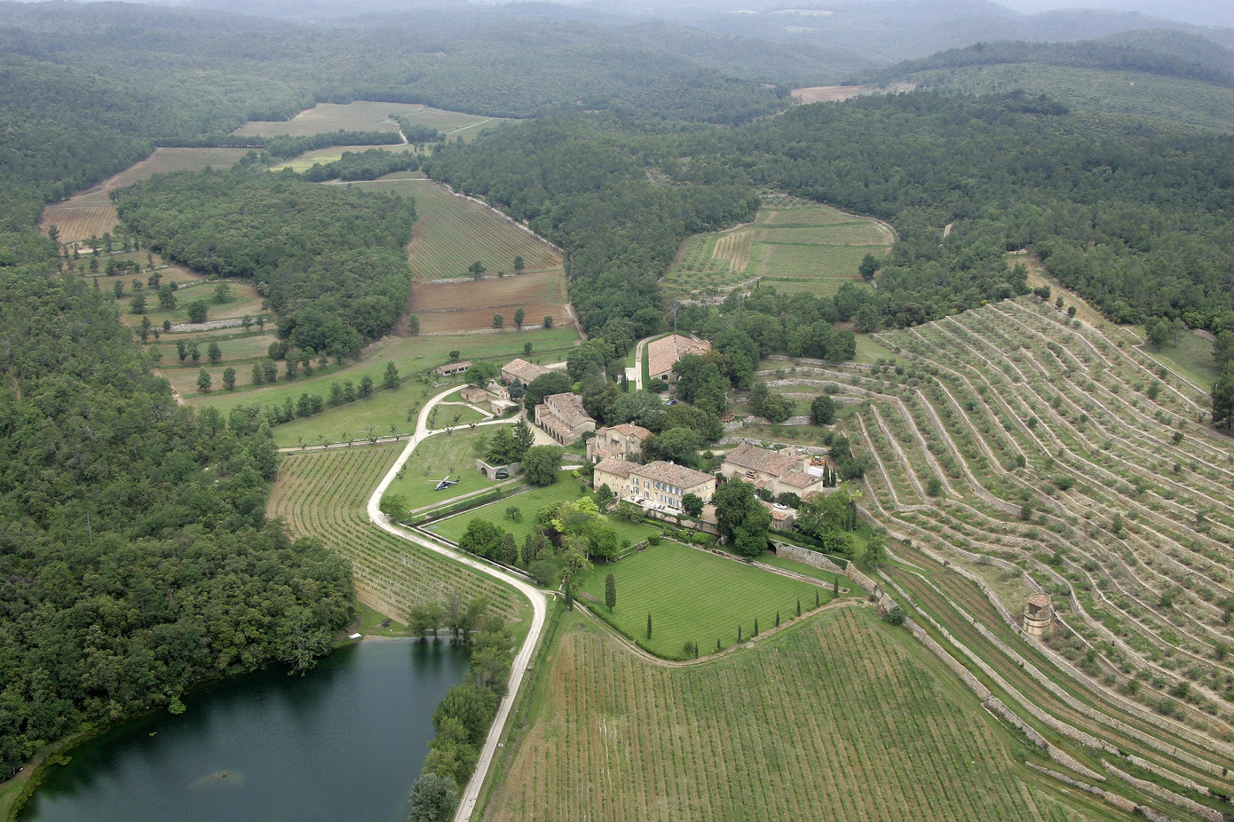 Nhà máy sản xuất rượu ở Pháp là nguồn cơn khiến mâu thuẫn gia đình Jolie-Pitt bùng nổ.