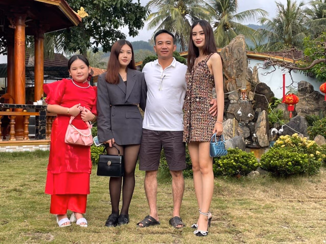 Huỳnh Trần Ý Nhi có hai em gái. Trong cuộc phỏng vấn của Tiền Phong, ông Huỳnh Tấn Nguyên, cha của hoa hậu nói con gái ông không phải thiên kim tiểu thư như nhiều người nghĩ. Ông dạy con cách sống tự lập, bản lĩnh.