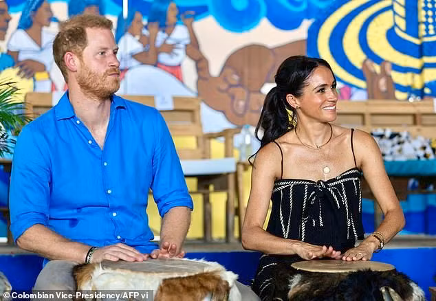 Harry và Meghan Markle trong chuyến thăm trường âm nhạc ngày 15/8. Harry và Meghan Markle trong chuyến thăm trường âm nhạc ngày 15/8.