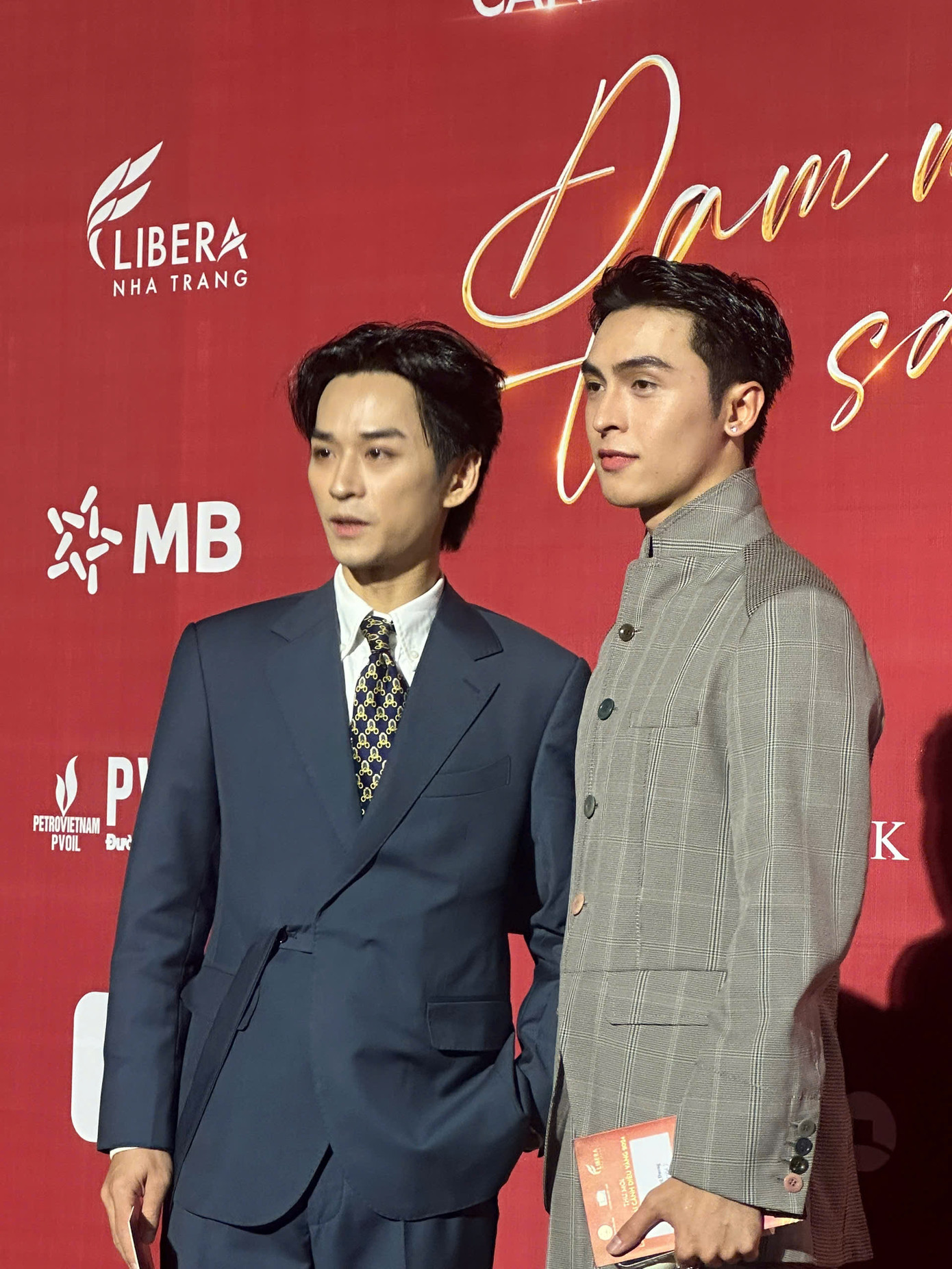 Diễn viên Trần Nghĩa diện vest xám lịch lãm, dùng nơ họa tiết làm điểm nhấn. Anh dự thảm đỏ Cánh diều 2024 cùng ca sĩ - diễn viên Văn Công Dương.