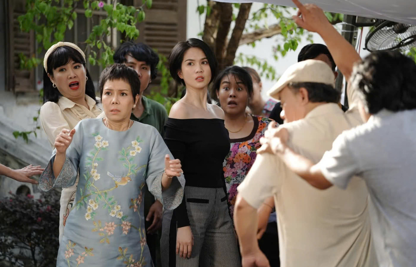 Phim có Ngọc Trinh, Việt Hương thu 100 tỷ đồng.