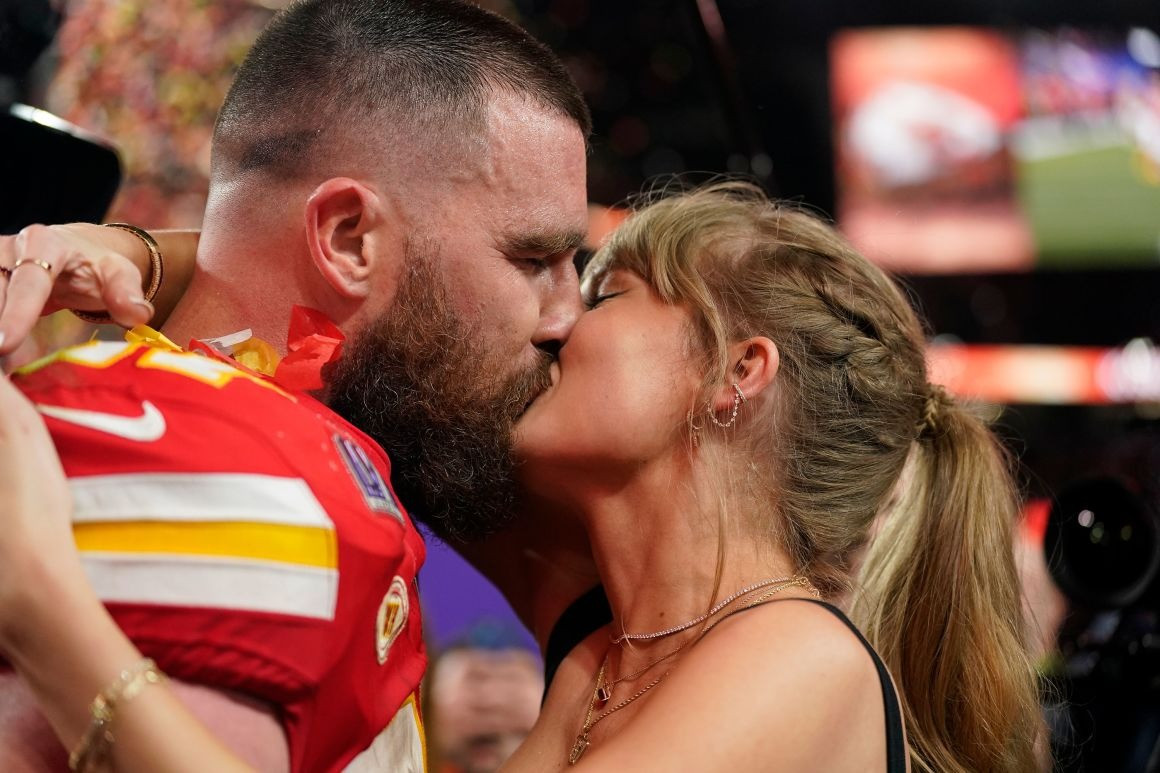 Khoảnh khắc Taylor Swift và Travis Kelce hôn nhau sau khi đội Kansas City Chiefs vô địch trước San Francisco 49ers tại Sân vận động Allegiant ở Las Vegas, Nevada, Mỹ. Khoảnh khắc Taylor Swift và Travis Kelce hôn nhau sau khi đội Kansas City Chiefs vô địch trước San Francisco 49ers tại Sân vận động Allegiant ở Las Vegas, Nevada, Mỹ.