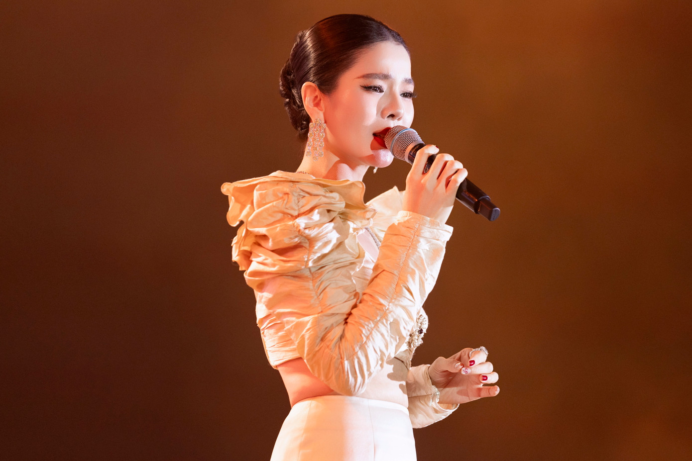 Sau khi thể hiện loạt ca khúc gắn liền tên tuổi, Lệ Quyên nói cuộc sống của cô hiện tại xoay quanh chuyện đi hát, học cách hài lòng với cuộc sống, đặc biệt là phải sống vui vẻ để giữ ngoại hình trẻ trung.