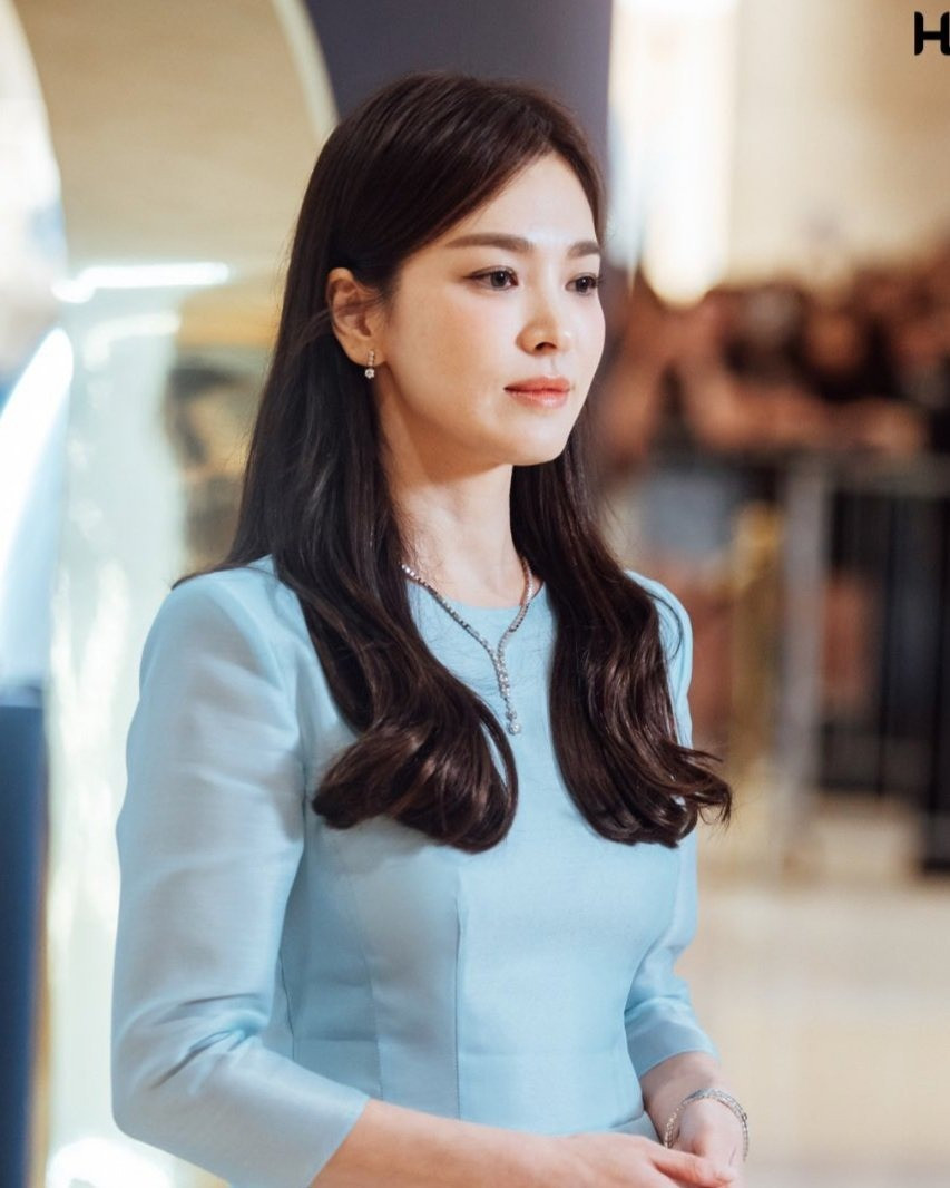 Song Hye Kyo sang Singapore dự sự kiện ra mắt thương hiệu trang sức cao cấp ngày 5/9. Theo Newsen, sự xuất hiện của ngôi sao hàng đầu Hàn Quốc làm náo loạn trung tâm thương mại tại khu sầm uất Orchard Road. Song Hye Kyo sang Singapore dự sự kiện ra mắt thương hiệu trang sức cao cấp ngày 5/9. Theo Newsen, sự xuất hiện của ngôi sao hàng đầu Hàn Quốc làm náo loạn trung tâm thương mại tại khu sầm uất Orchard Road.