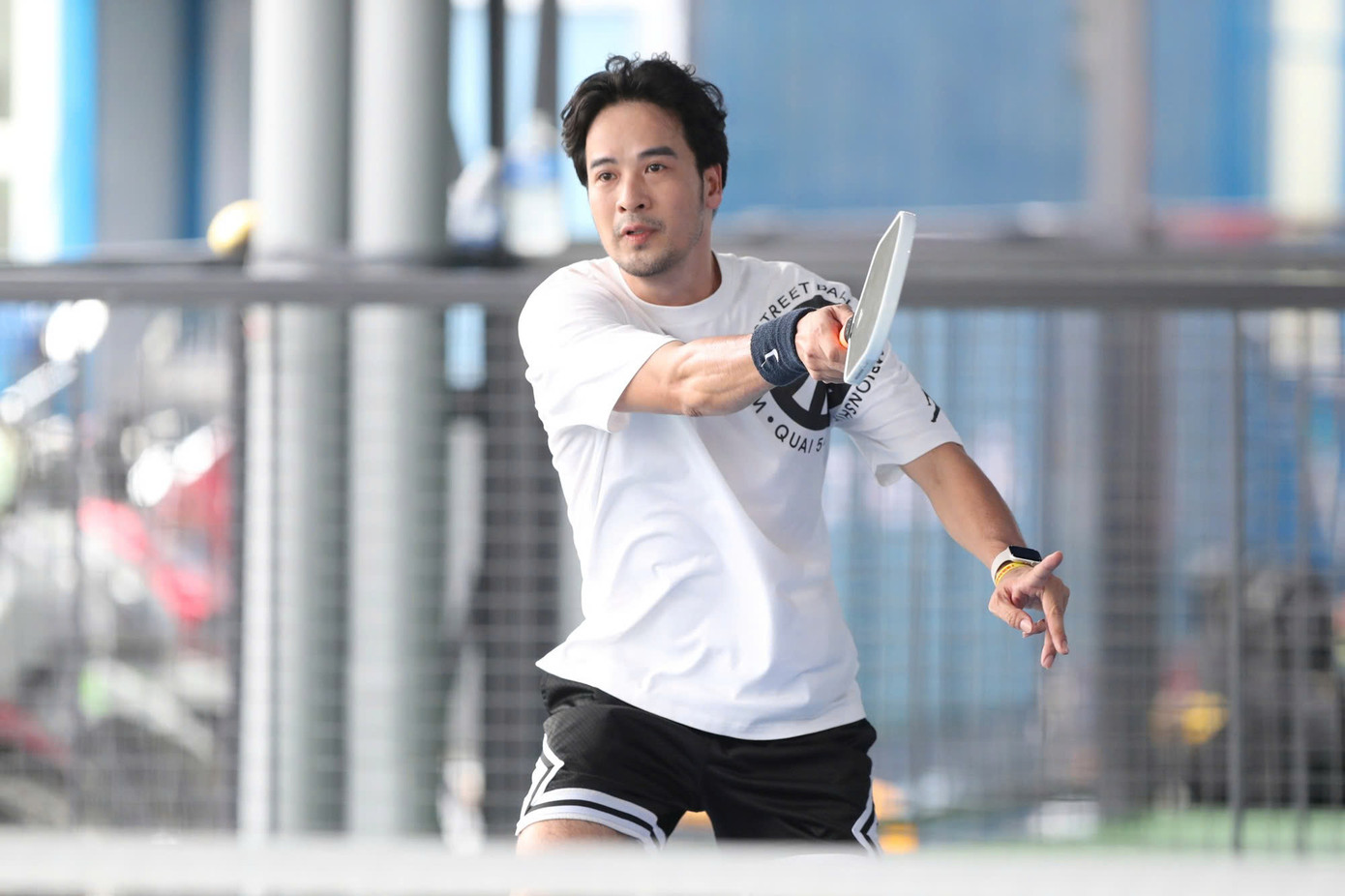 Nam diễn viên nói anh là người chơi mới, may mắn được tham gia giải đấu cấp quốc gia. &quot;Đây là dịp tuyệt vời để tôi học hỏi từ vận động viên có kinh nghiệm. Trận đấu đầu tiên căng thẳng và hồi hộp, mọi người đều đánh rất hay. Sau trận này, tôi đã rút ra được nhiều kinh nghiệm và chắc chắn cố gắng tập luyện để thi đấu tốt hơn&quot;, anh nói thêm.