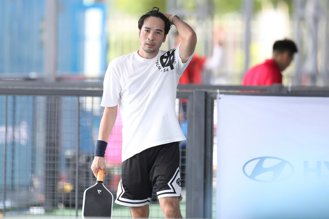 Đoàn Minh Tài nói anh ấn tượng trước quy mô, không khí sôi động ở giải đấu pickleball do báo Tiền Phong tổ chức. &quot;Mọi người ở đây rất sôi nổi, giải đấu quá chuyên nghiệp, tạo nên không khí tuyệt vời. Tôi thấy các vận động viên thi đấu tập trung và đầu tư bài bản, điều này thực sự truyền cảm hứng&quot;, nam diễn viên nói.