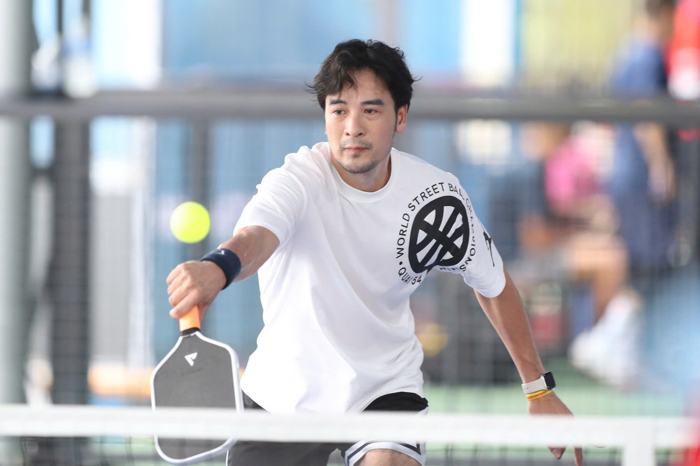 Đoàn Minh Tài nói anh ấn tượng trước quy mô, không khí sôi động ở giải đấu pickleball do báo Tiền Phong tổ chức. &quot;Mọi người ở đây rất sôi nổi, giải đấu quá chuyên nghiệp, tạo nên không khí tuyệt vời. Tôi thấy các vận động viên thi đấu tập trung và đầu tư bài bản, điều này thực sự truyền cảm hứng&quot;, nam diễn viên nói.