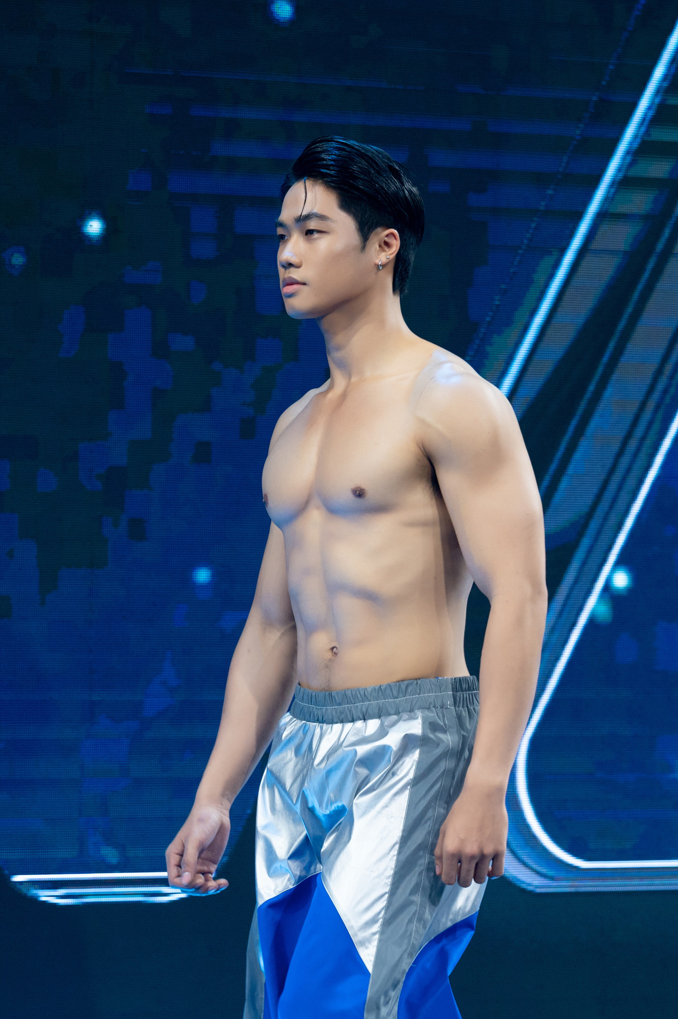 Mister Vietnam 2024 Mạnh Lân (trên) và thí sinh tại vòng thi trang phục đồ bơi. Mister Vietnam 2024 Mạnh Lân (trên) và thí sinh tại vòng thi trang phục đồ bơi.