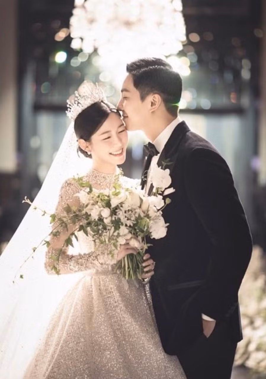 Hình ảnh của Lee Seung Gi và Lee Da In trong tiệc cưới. Hình ảnh của Lee Seung Gi và Lee Da In trong tiệc cưới.