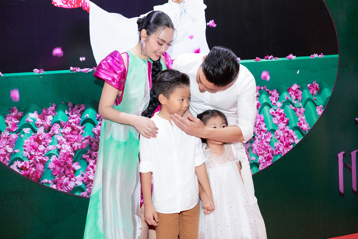 Ngọc Mai được Quốc Nghiệp hướng dẫn vũ đạo trong MV mới.