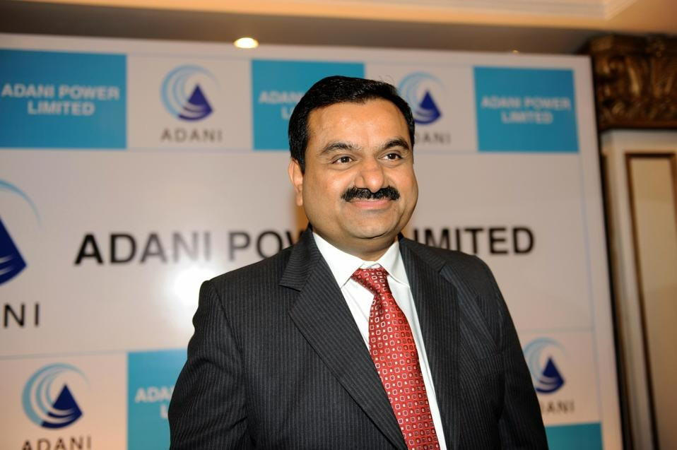 Tỷ phú Gautam Adani sinh năm 1962, trong gia đình buôn bán nhỏ đông anh em, có cha là ông chủ điều hành cửa hàng dệt may. Để thay đổi cuộc sống, ông quyết định chuyển lên Mumbai, xin vào làm việc ở công ty kinh doanh kim cương. Đến năm 1981, từ nhân viên kim cương, ông mua nhà máy nhựa, đích thân quản lý và chính thức vươn tầm khu vực. Tỷ phú Gautam Adani sinh năm 1962, trong gia đình buôn bán nhỏ đông anh em, có cha là ông chủ điều hành cửa hàng dệt may. Để thay đổi cuộc sống, ông quyết định chuyển lên Mumbai, xin vào làm việc ở công ty kinh doanh kim cương. Đến năm 1981, từ nhân viên kim cương, ông mua nhà máy nhựa, đích thân quản lý và chính thức vươn tầm khu vực.