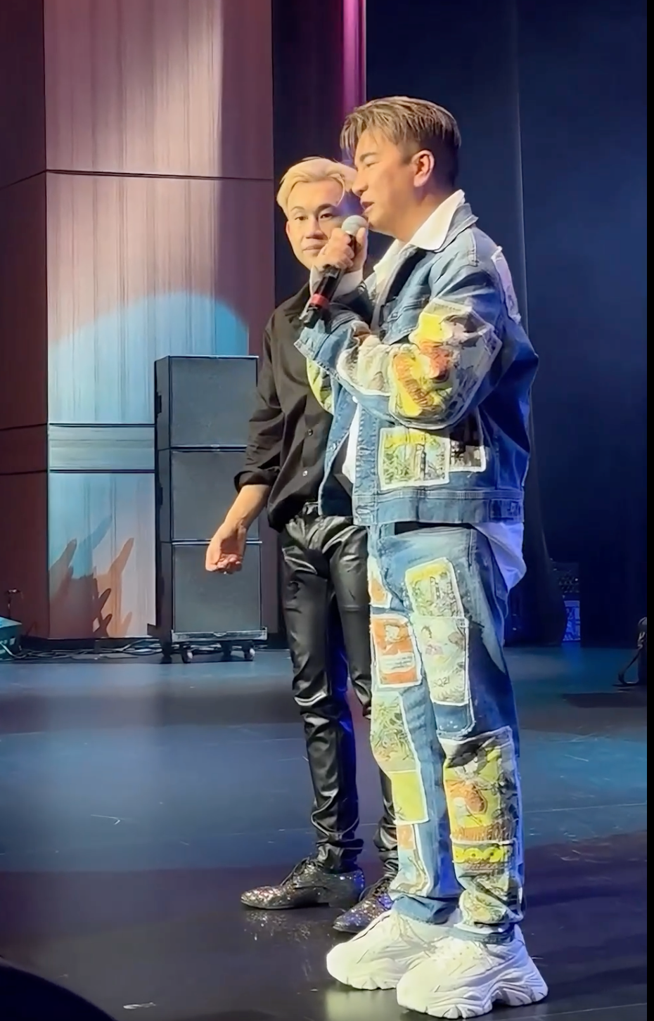 Đàm Vĩnh Hưng cáo lỗi khán giả tại Mỹ. Đàm Vĩnh Hưng cáo lỗi khán giả tại Mỹ.