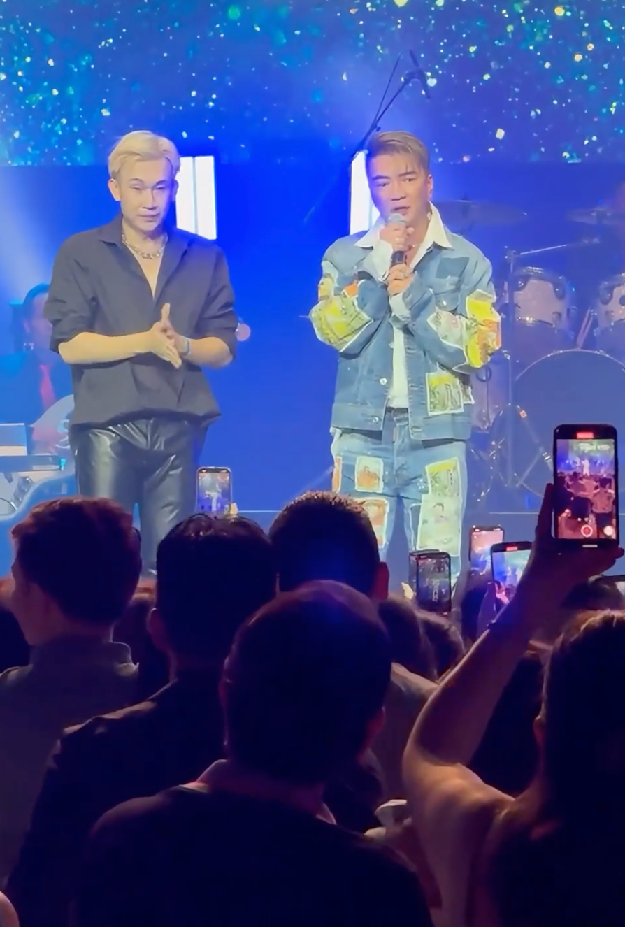 Đàm Vĩnh Hưng cáo lỗi khán giả tại Mỹ. Đàm Vĩnh Hưng cáo lỗi khán giả tại Mỹ.