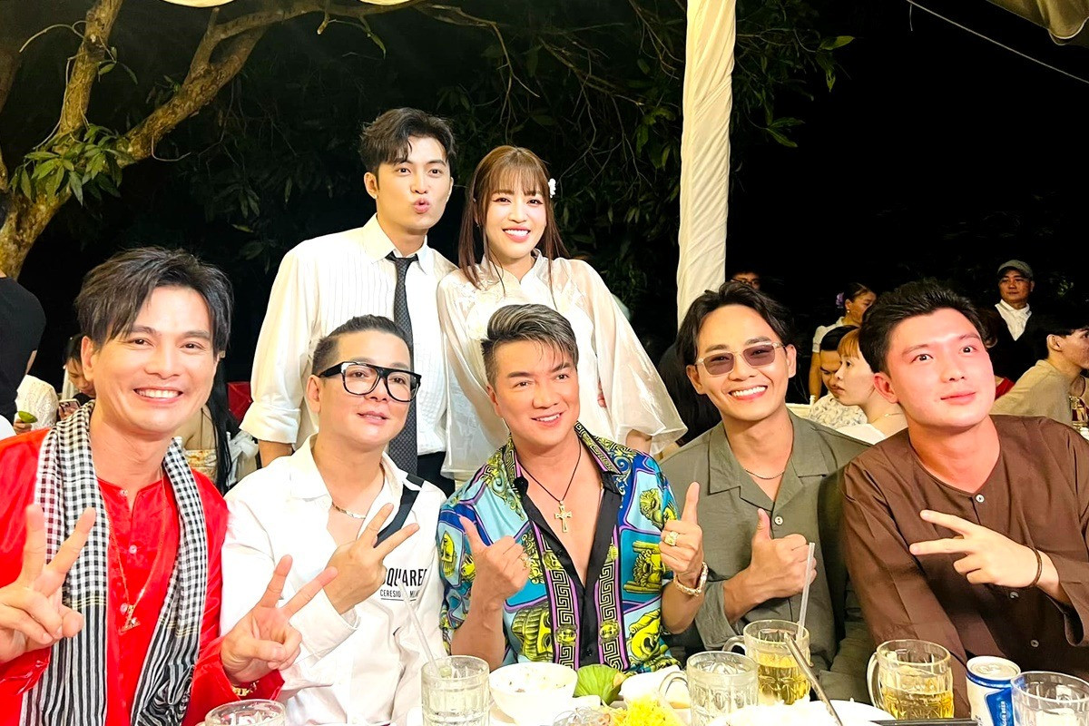 Đàm Vĩnh Hưng nói anh cùng Vũ Hà đi từ TPHCM xuống Lai Vung, Đồng Tháp từ chiều 15/11. Nam ca sĩ hát tặng cô dâu - chú rể loạt bài hát như Hoa biển tình, Dạ khúc cho tình nhân, Cho cuộc tình đã mất.