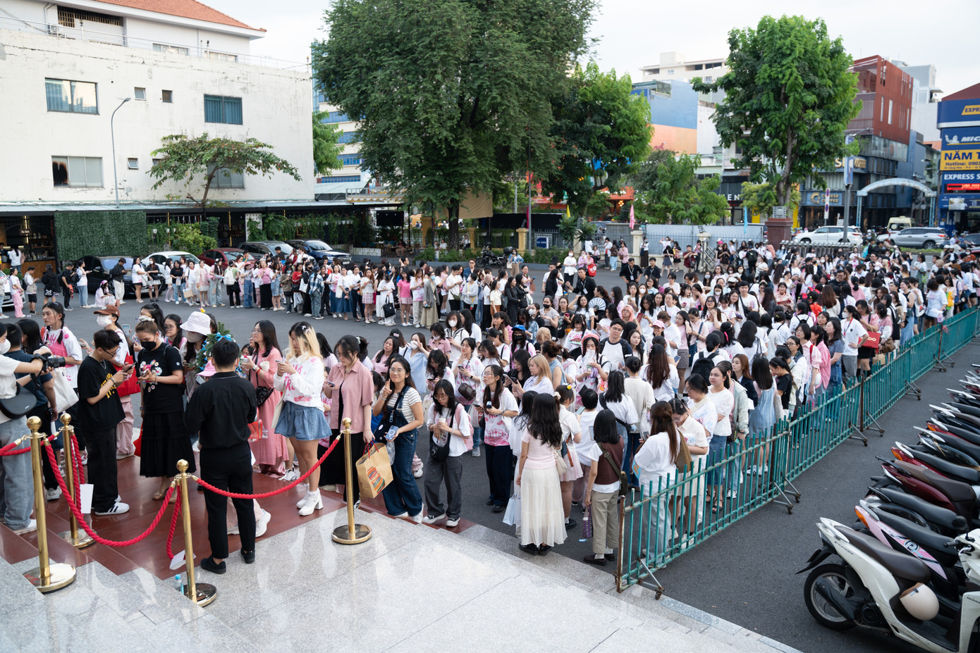 Khán giả xếp hàng chờ vào buổi fan meeting. Khán giả xếp hàng chờ vào buổi fan meeting.