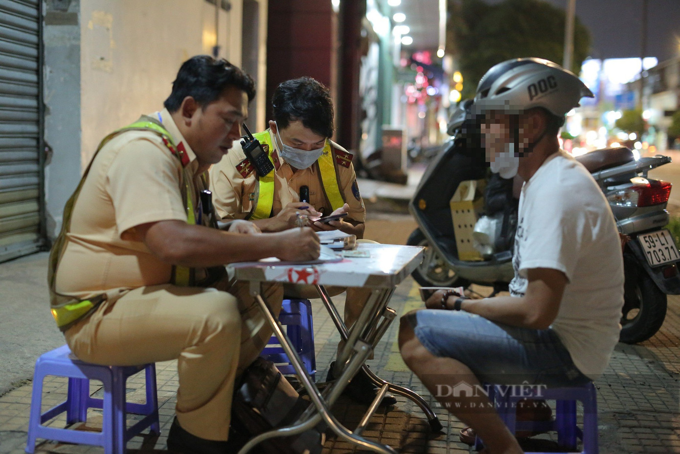 Ông T.V.D. (SN 1981, quê An Giang) bị CSGT lập biên bản xử phạt 4,5 triệu đồng, tước bằng lái 17 tháng, tạm giữ xe 7 ngày. Ảnh: Chinh Hoàng Ông T.V.D. (SN 1981, quê An Giang) bị CSGT lập biên bản xử phạt 4,5 triệu đồng, tước bằng lái 17 tháng, tạm giữ xe 7 ngày. Ảnh: Chinh Hoàng
