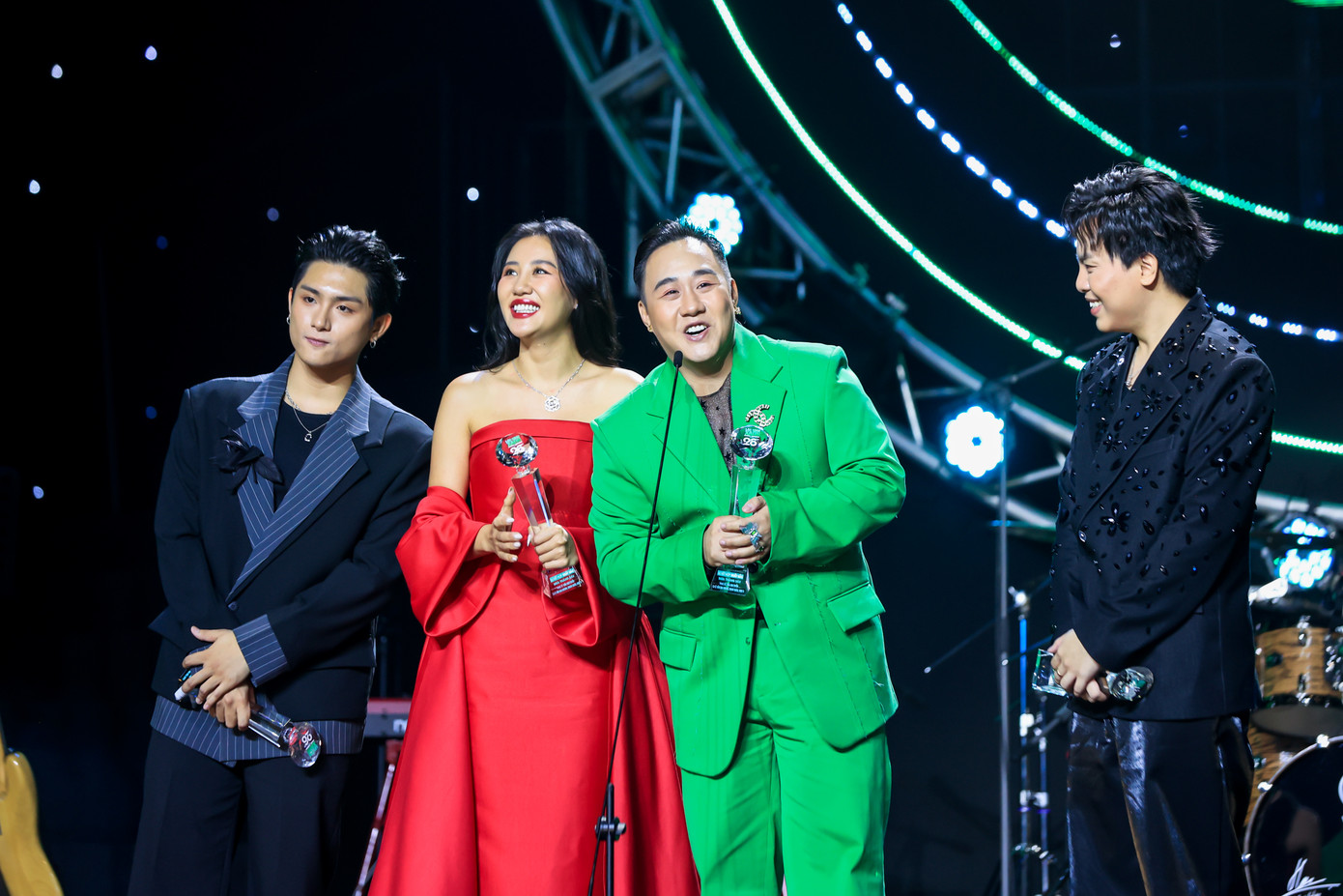 Hạng mục Sự kết hợp xuất sắc gọi tên Hứa Kim Tuyền, Văn Mai Hương, Grey D và Trung Quân (ca khúc Mưa tháng sáu).