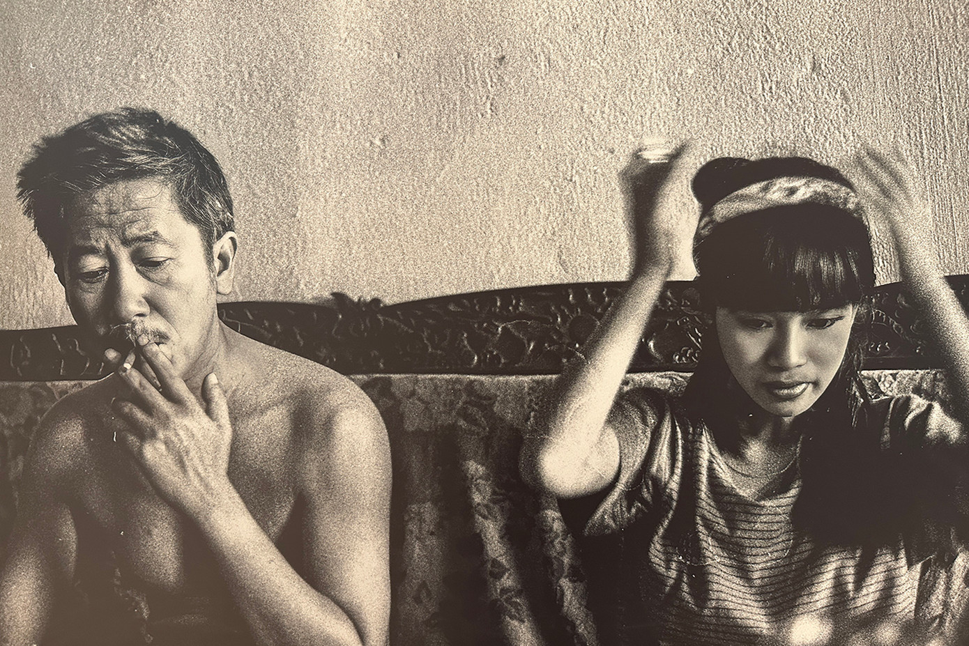 Bức ảnh Hồng Nhung chụp cùng bố là dịch giả Lê Văn Viện tạo cảm xúc mạnh. Ban đầu tác giả không muốn đưa ảnh vào triển lãm vì nhân vật không mặc áo. Tuy nhiên, chính Hồng Nhung chủ động nhờ nhiếp ảnh gia đưa ảnh đến triển lãm vì muốn khán giả cảm nhận được sự gần gũi. Ảnh: Dương Minh Long.