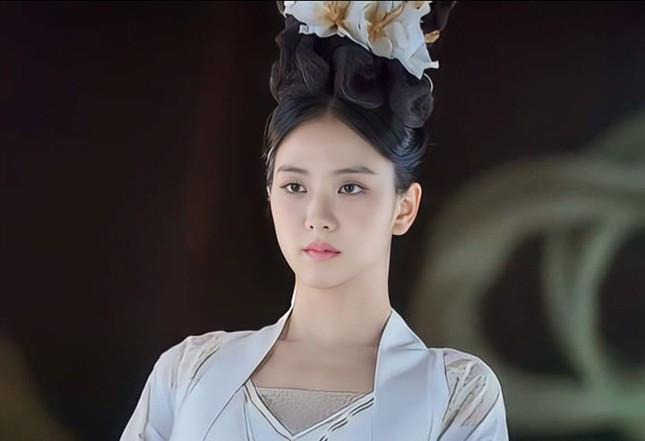 Gần đây, mạng xã hội liên tục chia sẻ hình ảnh vai cameo (vai khách mời xuất hiện ngắn ngủi) của Jisoo trong Thanh gươm trừ tà. Chỉ vài giây, cô giúp tác phẩm chiếu rạp được biết đến và bàn tán rộng rãi. &quot;Jisoo là nhân vật lấy sự chú ý của mọi người, khoảnh khắc bạn gặp cô ấy, không khí trong rạp trở nên náo nhiệt, làm tăng sự mong đợi&quot;, JTBC bình luận.