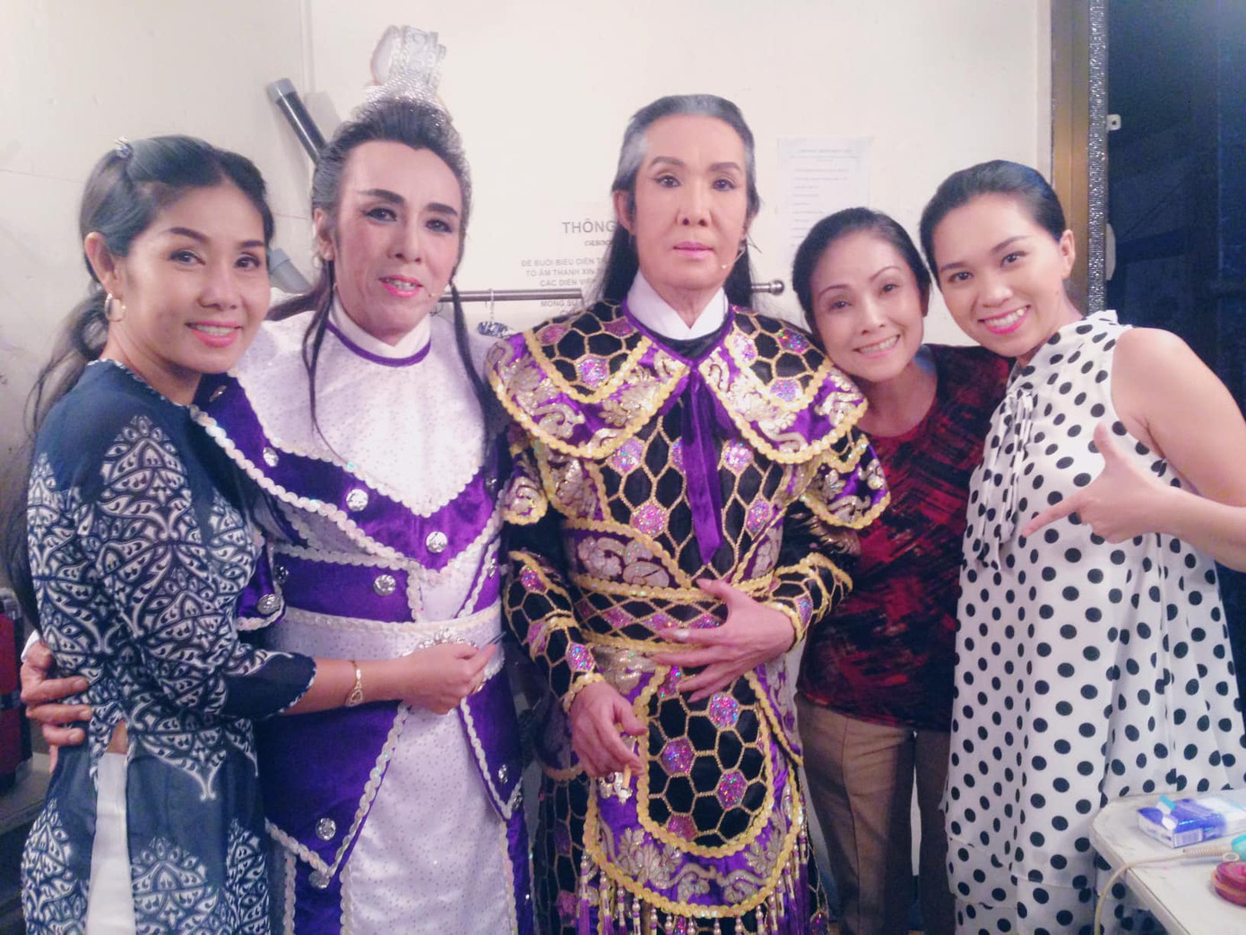 Từ trái qua: Nghệ sĩ Kim Thoa, Tiểu Linh (em dâu và em trai), nghệ sĩ Vũ Linh, nghệ sĩ Hồng Nhung (em gái) và cháu gái Hồng Phượng.