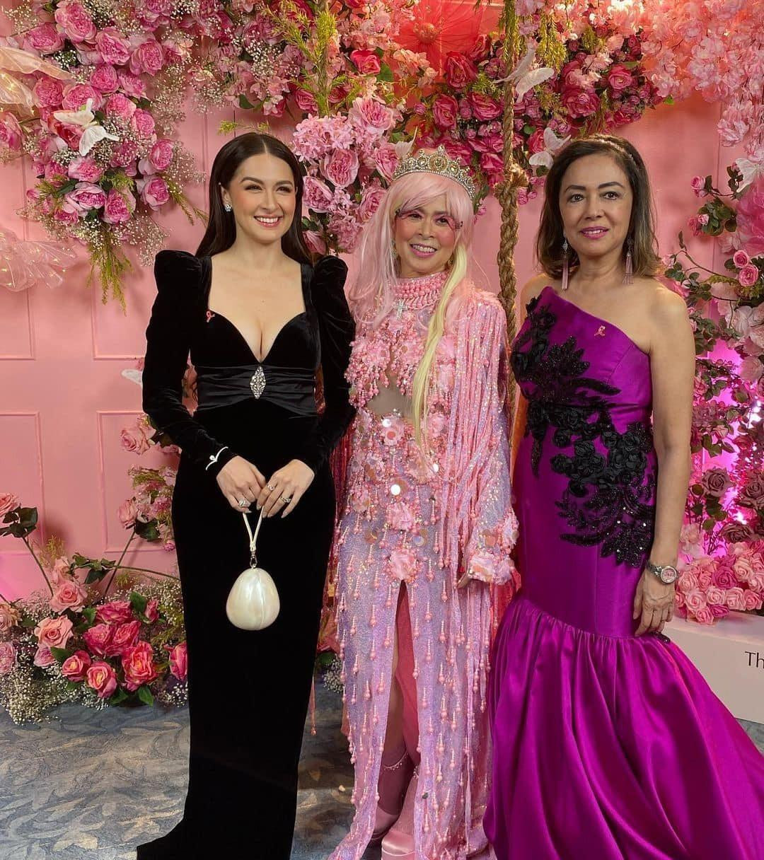 Diện trang phục đen với thiết kế quý phái, Marian Rivera vẫn gây chú ý khi đứng cạnh nhiều người đẹp mặc lộng lẫy.