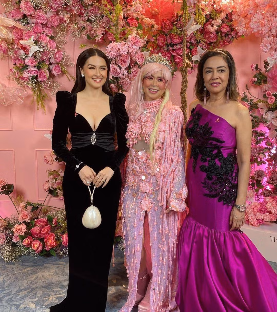 Diện trang phục đen với thiết kế quý phái, Marian Rivera vẫn gây chú ý khi đứng cạnh nhiều người đẹp mặc lộng lẫy.