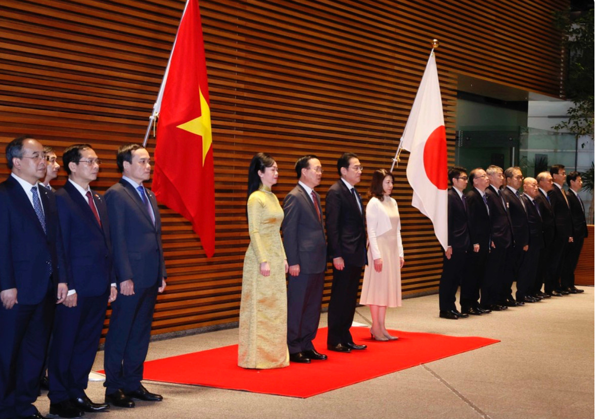 Chủ tịch nước Võ Văn Thưởng và Phu nhân cùng Thủ tướng Nhật Bản Kishida và Phu nhân tại lễ đón. (Ảnh: Thống Nhất/TTXVN).